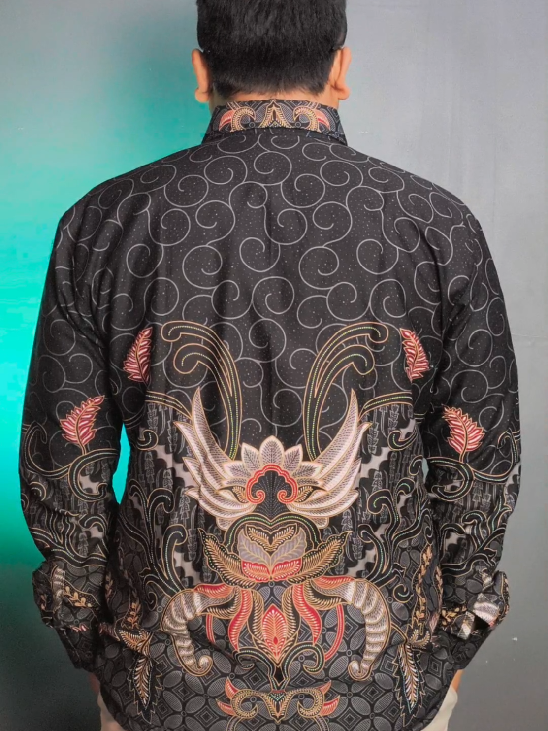 Kemeja batik moder pria ini cocok dipakai orang tua maupun anak muda supaya lebih fashionable, elegan & berwibawa #kemejabatik #batikmodern #batikpria #batikpremium #ootdbatik 