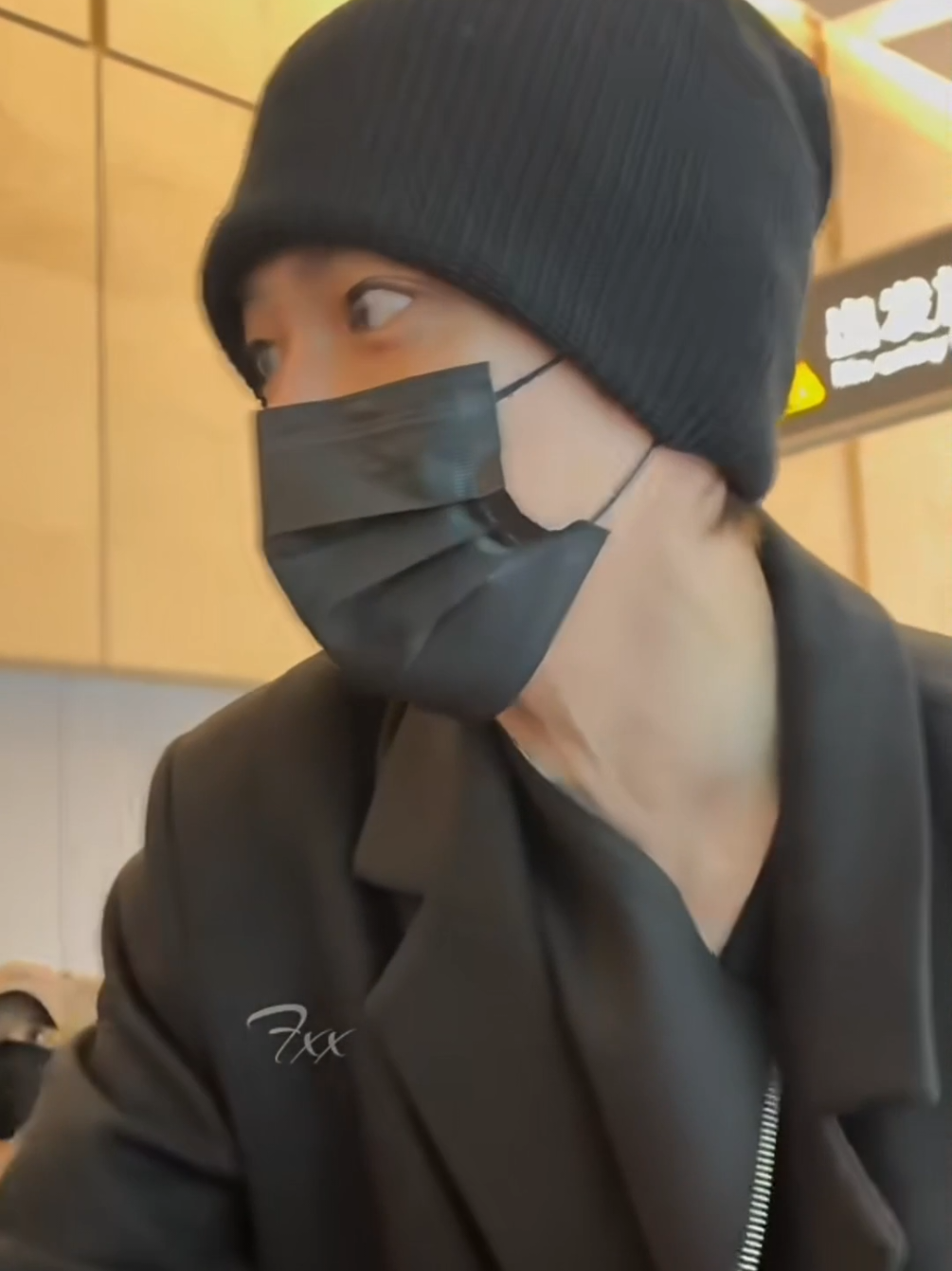 1.11 วันนี้เสี่ยวโหวโดนรุมที่สนามบินทั้งขวางบันไดเลื่อน ขวางรถที่สนามบินมารับ น้องบอกว่าเจ้าหน้าที่ไม่ให้รับจดหมายเพราะจะวุ่นวายและความปลอดภัยของน้องด้วยแต่ก็ไม่ฟัง น้องใจเย็นมาก🥺 #โหวหมิงฮ่าว #HouMinghao #เสี่ยวโหว #侯明昊 #Neofans 