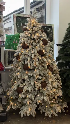 Декоруємо Засніжену ялиночку🌲 👇для цього нам потрібно  🎅Ялиночка в розмірі 1.8м 🎅Гірлянда пучок тепла 🎅кулі Шампань  🎅кулі Коричневі  🎅Декоративні гілочки  🎅Перли  Вийшло дуже ніжно та вишукано 😍 А Вам подобається такий декор ? Це все Ви можете придбати у нашому магазині ♥️ #ялинки#декоруємоялинку#декорялинки#декордляялинки#