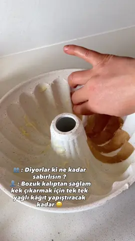 “Sabır testi = kek kalıbı 🧁 Yapışan keklere inat, tek tek kâğıt yapıştırarak zafer benim! 😅 #mutfaktüyo #sabırseviyesi:usta” #mutfaktüyosu #kektüyosu #sabırseviyesi #mutfakmaceraları #evdeyap #tarifdenizi #mutfakhalleri #pratiktüyo #pastaseverler #keksevenler