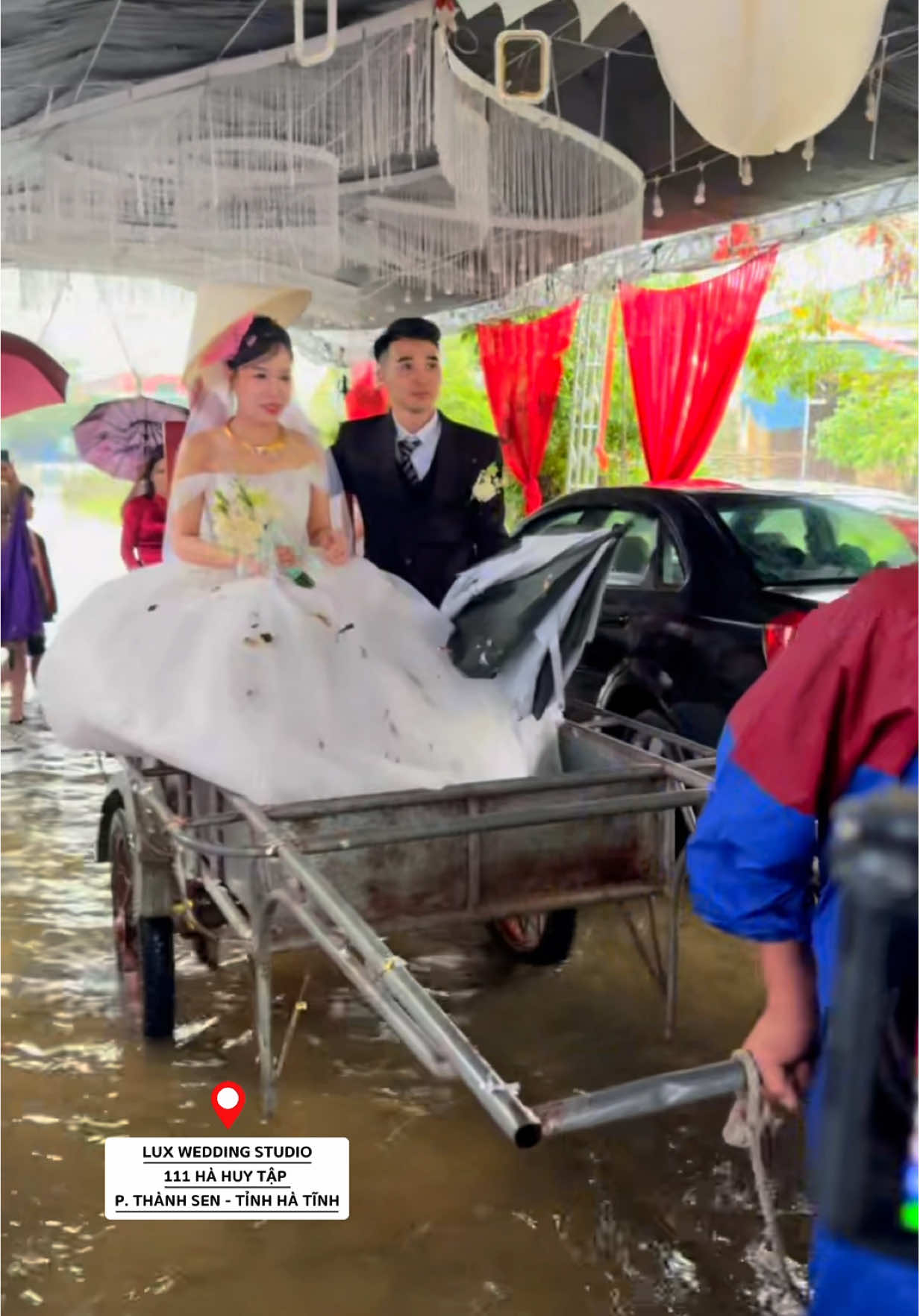 Đám cưới quê em mùa nước lũ 😅  Cả Hà Tịnh thất thủ trong lũ lụt mà thương các cô dâu chú rể nhà Lux quá 🥲 #luxwedding #mualumientrung #xuhuongtiktok #viral #thinhhanh 