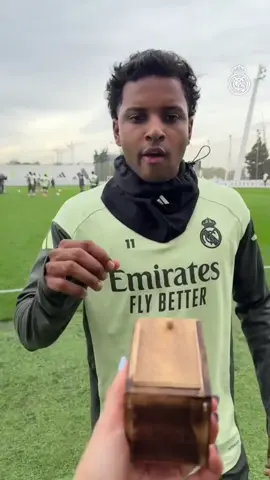 صورني وانا اطمور صوب الكيمرت يبو علي #رودريقو #ريال_مدريد #هههههههههههههههههههههههههههههههههههههه 