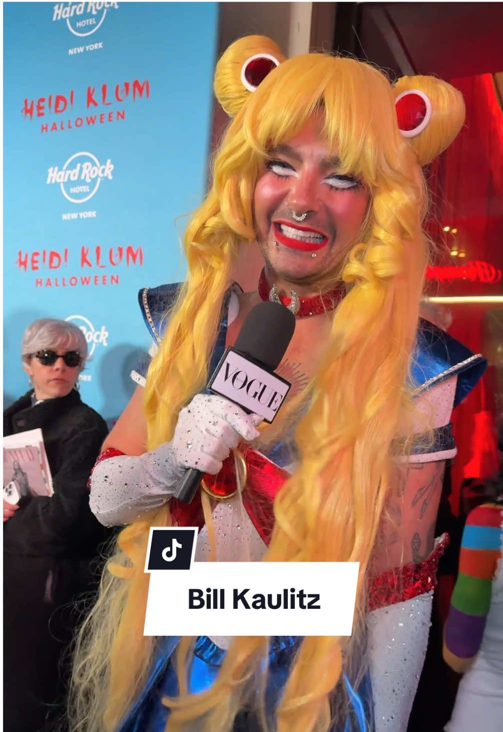 @Bill Kaulitz hatte eine kleine Panne mit seinem #halloween-Kostüm für @heidi klums Party 2025 in NYC. Die besten Kostüme des Abends zeigen wir über den Link. #voguegermany #heidiklumhalloween #heidiklum #billkaulitz 