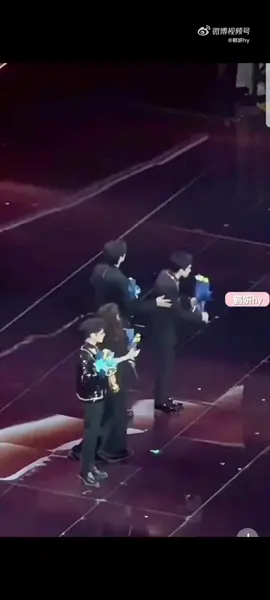 Ảnh ta vẫn chờ đợi em phía sau 🥰🥰🥰🤭🤭🤭#白鹿my #王鹤棣_dylan #copledilu #xuhuongtiktok2025 #diaividoanh_vuonghacde_bachloc 