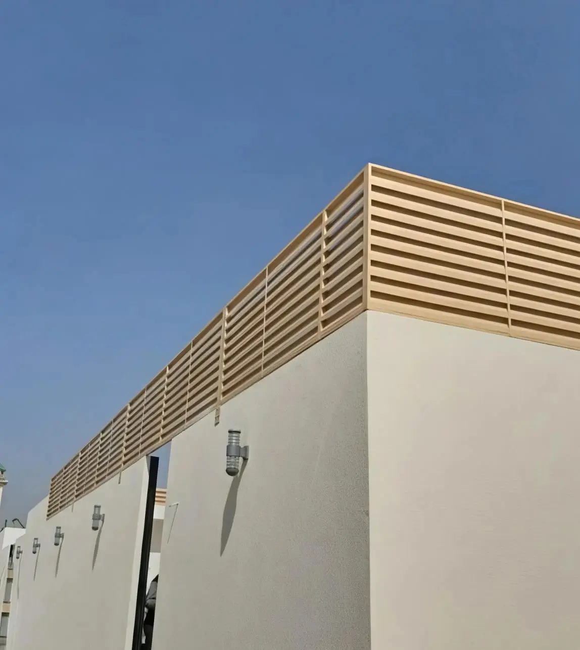 سواتر شرائح الحديد من الخيارات الأكثر شيوعاً وعملية لتوفير الخصوصية والأمان للمنازل والمنشآت. وهي تتميز بصلابتها ومظهرها الأنيق. 🧱 مفهوم سواتر شرائح الحديد سواتر شرائح الحديد هي حواجز تُصنع من ألواح حديدية صلبة تُقطع على شكل شرائح (أفقيًا أو عموديًا) وتُجمع معًا لتشكل الساتر. هناك نوعان رئيسيان يندرجان تحت هذا التصميم:  * سواتر شرائح حديد (الشرائح الأفقية/الرأسية):    * التصميم: تكون الشرائح متراصفة فوق بعضها بشكل مائل أو مستقيم.    * الخصوصية: توفر حجب رؤية شبه كامل (غالباً 100%) بفضل زاوية ميلان الشرائح، مما يمنع الرؤية من الخارج تمامًا.    * التهوية: تسمح بمرور نسبة جيدة من الهواء من خلال الفراغات الصغيرة بين الشرائح.  * سواتر حديد مجدول (المجدول):    * التصميم: تكون الشرائح على شكل شبكة أو جدائل متداخلة.    * الخصوصية: توفر حجب رؤية عالٍ (قد يصل إلى 80-100%) ولكنها تسمح بمرور أكبر للضوء والهواء مقارنة بالشرائح المستوية. ✅ أهم مميزات سواتر شرائح الحديد | الميزة | الوصف | |---|---| | قوة ومتانة عالية | مصنوعة من الحديد (عادةً بسماكات جيدة) مما يجعلها مقاومة للصدمات وقادرة على تحمل الرياح القوية والظروف الجوية القاسية. | | خصوصية تامة | تصميمها الهندسي يحجب الرؤية بشكل ممتاز من الخارج، مما يوفر أقصى درجات الخصوصية للمكان. | | مقاومة العوامل الجوية | تُعالج وتُطلى بدهانات خاصة (دهانات فرن حراري) مقاومة للصدأ والتآكل وتغير الألوان نتيجة الشمس والرطوبة. | | مظهر عصري | تمنح مظهرًا نظيفًا وأنيقًا يتماشى مع العمارة الحديثة والمودرن. | | قلة الصيانة | لا تحتاج إلى صيانة دورية مكلفة، ويكفي تنظيفها بالماء والصابون. | | التثبيت الآمن | تُثبت على الجدار مباشرة أو بأعمدة قوية لضمان الأمان والصلابة. | 🏡 استخدامات سواتر شرائح الحديد  * أسوار المنازل والفلل: لتأمين وحجب رؤية محيط المنزل.  * فواصل بين الجيران: لتقسيم المساحات المشتركة أو المتجاورة.  * تغطية أسطح المنازل: لتوفير خصوصية للمجالس الخارجية أو مناطق الخدمات.  * سواتر المنشآت: لتأمين المصانع أو الشركات. هل تفضل سواتر الشرائح التي تحجب الرؤية كليًا، أم سواتر المجدول التي تسمح بمرور أكبر للهواء؟ #سواتر_بلاستيك_شرئح  #سواتر_فلل_وقصور  #سواتر_شريح_حديد  #سواتر_شريح_حديد  #سواتر_قص_ليزر_الرياض 