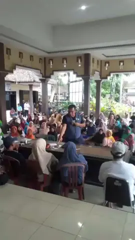 BANYUWANGI GAGAL TOTAL SEBAGAI PILOT PROJECT BANSOS DIGITAL! ​Kartu ATM KPM digesek di Balai Desa Gumirih, uang ditahan, warga dipaksa beli paket beras. Ini bukan digitalisasi, ini namanya DEGRADASI INTEGRITAS! ​Dinsos mengakui praktik ini MELANGGAR KERAS SE Kemensos. Lalu, kenapa praktik 'gesek paksa' ini terus terjadi, bahkan di daerah yang katanya percontohan? ​Malu! Alih-alih transparan, praktik ini membuktikan para oknum di lapangan lebih lihai mengakali sistem digital demi keuntungan pribadi. Salut kepada Pak Dewan Gerindra yang berani 'ngamuk' dan membongkar kebobrokan ini. ​ Segera usut tuntas, jangan hanya kirim surat edaran. Mana sanksi tegas untuk perangkat desa yang terang-terangan melanggar? ​#BanyuwangiMalu #PilotProjectGagal #BPNTdipermainkan #StopMonopoliBansos #DPRDBanyuwangi