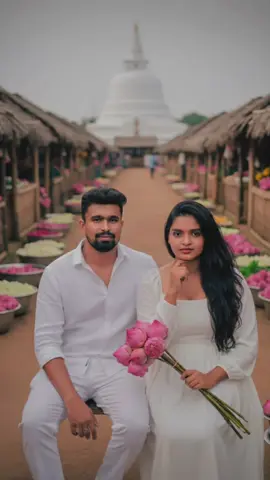 මනුෂ්‍ය දිව්‍ය බ්‍ර‍හ්ම සංඛ්‍යාත ලෞකික සම්පත් පිණිස කරන කුසල් ය. රහත් බව පසේ බුදුබව ලොවුතුරා බුදු බව යන තුන්තරා බෝධිය පිණිස කරන කුසල් ය කියා කුසල් දෙවර්ගයකි. එයින් ලෞකික සම්පත් පිණිස කරන කුසල්වලින් සසර දික්වේ. බෝධිත්‍ර‍ය පිණිස කරන කුසල්වලින් නිවනට පමුණුවනු ලැබේ. බෝධිත්‍ර‍ය සඳහා කරන කුසල් පාරමිතා නම් වේ. පාරමිතා දසයෙකි. සිල් සමාදන් වන දිනයේ නුවණින් ක්‍රියා කළ හොත් ඔබට පාරමිතා දසයම ලැබිය හැකි ය. මල් පූජා, පහන් පූජා, ගිලන් පස පූජා, ආහාර පූජා කිරීමෙන් ඔබට දානපාරමිතාව පිරේ. අනිකකුට දානයක් දුන හොත් දානයකට සහභාගී වුවහොත් එයින් ද දාන පාරමිතාව ම පිරේ. ධර්‍ම කථිකයන් වැඩම කරවා බණ කියවුව හොත් තමා බණකියුව හොත් සෙස්සන්ට අසන්නට බණ පොතක් හෝ කියවුවහොත් එයින් ද දාන පාරමිතාව පිරේ. සිල් සමාදන් වී සිටින ඔබට සීලපාරමිතාව පිරීම ගැන අමුතුවෙන් කියයුත්තක් නැත. අඹු දරුවන් හැර, සැමියන් හැර, අලංකාර වස්ත්‍රාභරණ හැර, රාත්‍රී භෝජනය හැර, නැටුම් බැලීම් ආදිය හැර, සුව පහසු ඇති සිය නිවස හැර දහම් හලකට වී පැදුරක වාසය කිරීම කාමයන් කෙරෙන් බැහැර වීමය. එය නෛෂ්ක්‍ර‍ම්‍ය ය. එයින් ඔබට නෛෂ්ක්‍ර‍ම්‍ය පාරමිතාව පිරේ. පොහොය දිනයේ දී ප්‍ර‍ඥාව ලබනු පිණිස දහම් ඇසීමෙන්, දහම් පොත් කියවීමෙන්, ධර්ම සාක්ච්ඡා කිරීමෙන්, තමා දත් ධර්මය සෙස්සන්ට කියා දීමෙන්, භාවනා කිරීමෙන් ප්‍ර‍ඥා පාරමිතාව පිරේ. ඔබ මේ පොහෝ දිනයෙහි සිල් රැකීමට, ධුතංග රැකීමට, භාවනා කිරීමට, දහම් ඇසීමට, වත් පිළිවෙත් කිරීමට කරන වීර්‍ය්‍යය වීර්‍ය්‍ය පාරමිතාවය. සිල් සමාදන් වී සාගින්න ඉවසීම, පිපාසය ඉවසීම, ශාරීරික වේදනා ඉවසීම, මැසිමදුරු කරදර ඉවසීම, ශීතෝෂ්ණ ඉවසීම, අනුන්ගෙන් අපහාස ලැබේ නම් ඒවා ඉවසීම ක්ෂාන්ති පාරමිතාව ය. සත්‍යය පාවිච්චි කිරීමෙන් සත්‍යයෙහි පිහිටා සිටීමෙන් සත්‍ය පාරමිතාව පිරේ. මම මෙපමණක් ශීල රකිමිය, මෙතෙක් කල් භාවනා කරමිය යනාදීන් අධිෂ්ඨාන කරගෙන අධිෂ්ඨාන කළ පරිදි ඒවා සම්පූර්ණ කිරීමෙන් අධිෂ්ඨාන පාරමිතාව පිරේ. අන්‍යයන්ගේ යහපත පිණිස ඇමදීම්, කසළ ඉවත්කිරීම් පැන් සපයා තැබීම්, පහන් දල්වා තැබීම් ආදී මෛත්‍රී සහගත කායික ක්‍රියා කිරීමෙන් ද, අනුන්ගේ සිත් සතුටු වන පරිදි යහපත් වචන කතා කිරෟීමෙන් ද, අනුන්ගේ යහපත පිණිස ධර්මය කියා දීමෙන් ද, මෛත්‍රී භාවනා කිරීමෙන් ද මෛත්‍රී පාරමිතාව පිරේ. පිරීම හොඳට ම අමාරු පාරමිතාව උපේක්ෂා පාරමිතාව ය. අපවිත්‍ර‍ ශරීරය හා ඇඳුම් ඇති, නොයෙක් ලෙඩ ඇති, බැලීමට කැත, ළංවන කොට දුගඳ, අවලස්සන පුද්ගලයන් පිළිකුල් කරන්නේ ද නැතිව, ලස්සන අයට උසස් අයට ඇලුම් කරන්නේ ද නැතිව සතුරන්ට නපුරුකම් සිතන්නේ නැතිව, හිතවතුන්ට වැඩි ඇල්මක් සැලකිල්ලක් කරන්නේ නැතිව, හොඳය කියන දේවලට ඇලුම් කරන්නේ නැතිව, කැතය නරකය කියන දේ පිළිකුල් කරන්නේ නැතිව මෙදිය සියල්ල කෙරෙහි මධ්‍යස්ථව වාසය කරනවා නම් එයින් උපේක්ෂා පාරමිතාව පිරේ. මෙසේ නුවණින් ක්‍රියා කිරීමෙන් සිල් ගත් දිනයේ දස පාරමිතාව ම සම්පූර්ණ කළ හැකි බව සැලකිය යුතු ය. චිරං තිට්ඨතු සද්ධම්මෝ.🌈🌸 #maduwa #fy #sadaham_sisila #fyppppppppppppppppp #onemillionaudition 