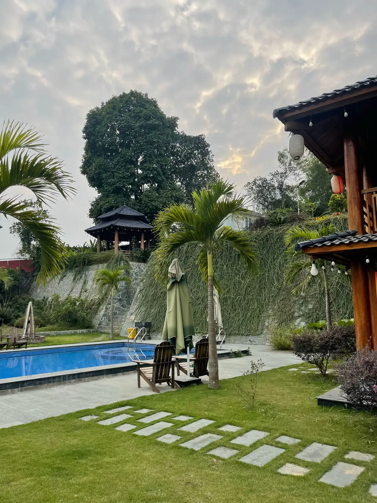 Hôm đó mưa lớn, đường trơn nên em ngã. 