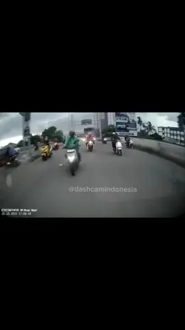 Saya ditabrak yg menabrak kabur ,ditunggu untuk minta itikad baik mobil hrv #dashcam #dashcamindonesia #otomotif 