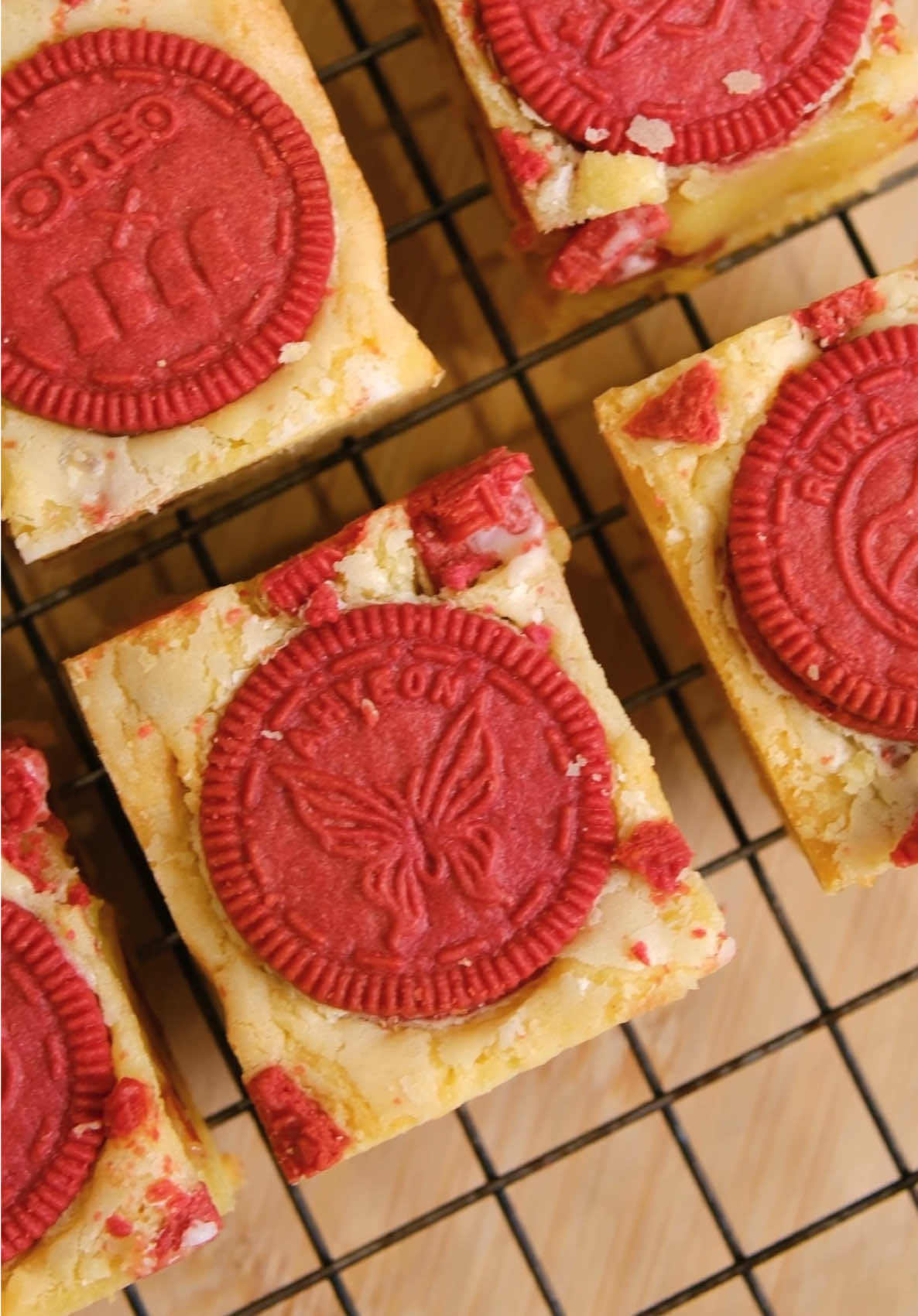 Kita buat kerabatnya brownies alias blondies! Di tambah tekstur oreo + rasa unik dari marshmallow! Kalian bisa borong Oreo Babymonster ini di ecommerce ~ #OREOxBABYMONSTER @Oreo Indonesia 