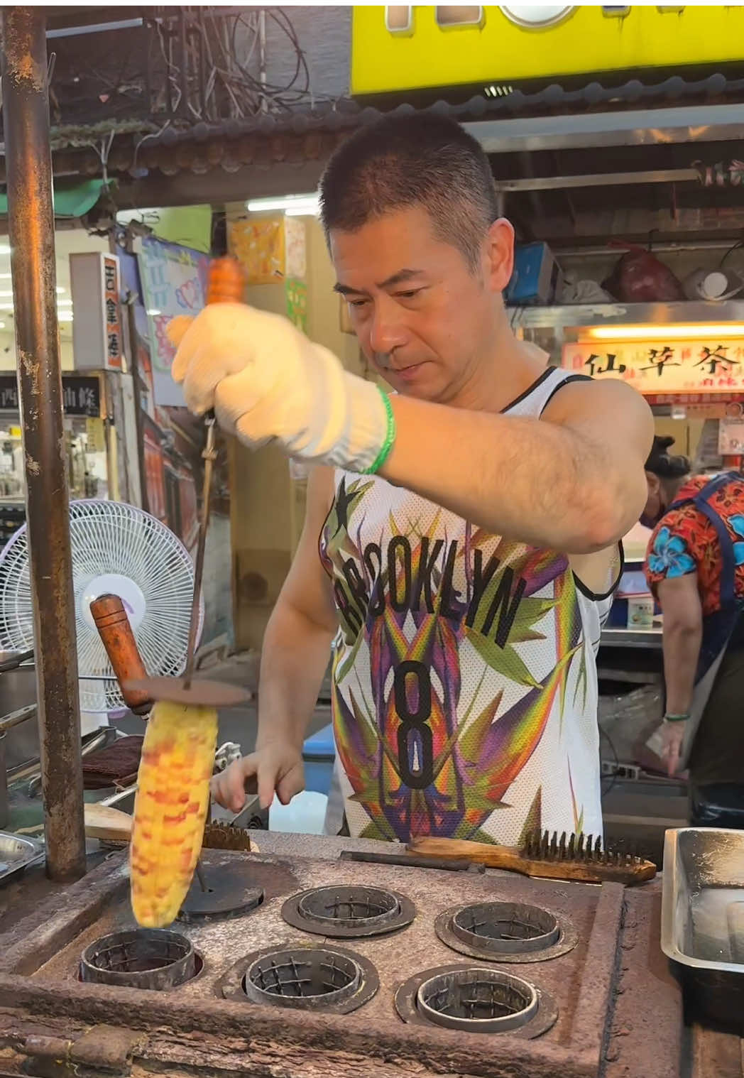 夜市で大人気の焼きとうもろこし！注文してから丁寧に焼いてくれるので待ってる間も楽しい！ 　 （場所） ・饒河街觀光夜市 （営業時間） ・17:00〜0:00 （定休日） ・無休 #夜市 #tiktokfood #japanesefood #taiwan 