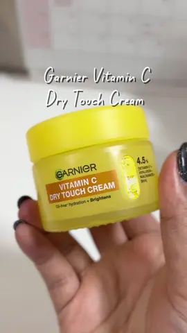อยากได้ผิวใสแบบโมจิ? ไม่ต้องบินไปญี่ปุ่น! 🍊 แค่ทาครีม  Garnier Vitamin C Dry Touch Cream กระปุกนี้ก็ได้ฟีลเด้งใสแล้ว 💛 #GarnierDryTouchCream #GarnierThailand #เนียนนุ่มไบรท์ไม่มันเยิ้ม #ครีมโมจิ