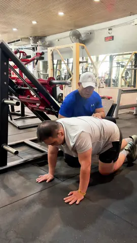 Teaching customers to do push-ups สอนฝึกท่าฝึกวิดพื้นที่ถูกต้อง #Gym #Fitness #อยากหุ่นดีมานี่พี่จะสอน #Tiktokthai 