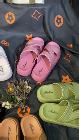 สวมใส่สบาย ระบายอากาศได้ดี และใช้งานได้หลากหลาย ช่วยให้คุณรู้สึกเย็นสบายในทุกย่างก้าว!🍃☺️ #รองเท้าแตะ #ใส่ง่ายทุกวัน #รองเท้าแตะแบบสวม#รองเท้าแตะ#รองเท้านุ่มใส่สบาย 