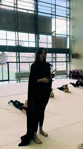 Дали детям на тренировке учить прокатки. Страшная тренировка #художественнаягимнастика #halloweenlook #flexible #мяч #дети 