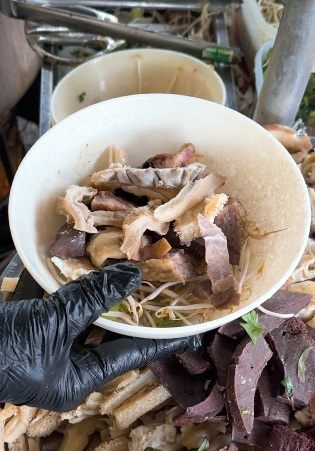 Cháo mắt bò mix nạm lòng bò thập cẩm – món “đỉnh vị giác” đang làm mưa làm gió tại Cháo Bò 99 🐮🔥 Mắt bò béo béo, nạm lòng mềm giòn, chan trong cháo sánh nóng hổi là thấy đời như được “reset” luôn á 🤭 Gọi ngay team cốt thân, team ăn là vui, team nghiện đồ bò ghé quán liền, chill trong không khí nhộn nhịp mỗi ngày, húp cháo mà cảm giác như được ôm trọn vị ngon miền Trung giữa lòng phố 💛 #chaobo99 #ancungtiktok #LearnOnTikTok #xuhuongtiktok #riviewanngon 