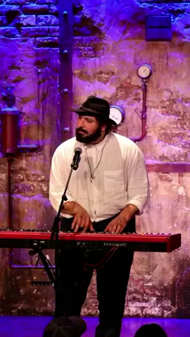 Speak easy.  En spectacle à Paris & en tournée. Information réservation dans le lien de ma bio.  #Comedie #humour #pourtoi #RedouanneHarjane #drole 