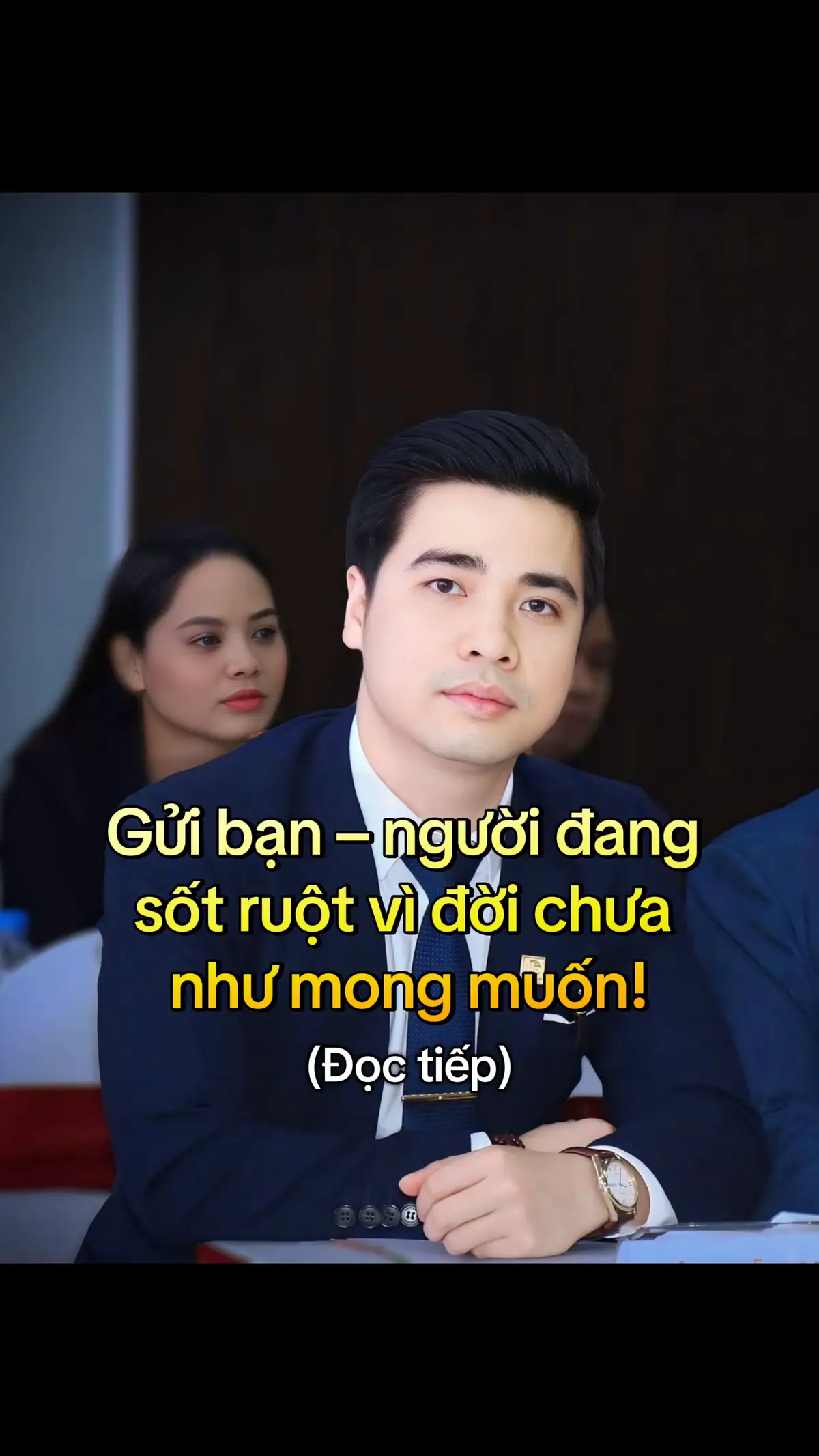 Gửi bạn – người đang sốt ruột vì đời chưa như mong muốn Từ ngày hiểu vận khí của mình, tôi không còn vội vàng nữa. Vì tôi biết — đời người không phải cuộc đua, mà là hành trình. Chỉ cần bước vững, sống thiện, giữ lòng an, thì đến khi vận khí hội đủ, hoa trong tim bạn sẽ tự nở, rực rỡ chẳng kém gì ai. VẬN KHÍ – KHI BẠN HIỂU RỒI, ĐỜI SẼ NHẸ NHƯ MÂY Có những năm tháng, tôi sống trong cảnh ngóng trông và chạy đua. Nhìn người khác thành công, tôi lo lắng. Thấy bạn bè đi trước, tôi sốt ruột. Tôi từng nghĩ, đời là một cuộc thi, ai đến đích trước thì thắng. Nhưng rồi, càng vội vàng, tôi càng hụt hơi. Càng gấp gáp, tôi càng mệt mỏi. Cho đến một ngày, tôi hiểu ra hai chữ “Vận Khí.” Cổ nhân có câu: “Vạn sự tùy duyên, cưỡng cầu vô ích.” Mỗi người đều có một vận trình – một tiết khí riêng của đời mình. Giống như bốn mùa: xuân hoa, hạ lửa, thu vàng, đông tuyết. Không thể đòi hỏi mùa xuân nở hoa giữa mùa đông giá lạnh, cũng không thể bắt hạt giống nảy mầm khi đất chưa đủ ấm. Con người cũng vậy. Có người tuổi đôi mươi đã rực rỡ. Có người bốn mươi mới thành công. Có người cả đời bình lặng, nhưng lại để lại phúc đức và ánh sáng cho con cháu. Mỗi vận khí là một nhịp điệu khác nhau, chẳng ai giống ai. Trong Phật pháp có dạy: “Nhân duyên đến, quả tự thành. Nhân duyên chưa đủ, chớ cưỡng cầu.” Ta khổ, bởi cứ muốn hái quả khi hoa còn chưa kịp nở. Ta mệt, bởi cứ muốn chạy trước vận mệnh của chính mình. Thấu hiểu vận khí, không phải để buông xuôi, mà để biết rằng: Có những việc cần Kiên Nhẫn, có những lúc cần Chờ Đợi, và có những thời khắc chỉ cần Gieo Hạt, Chăm Đất, Rồi Để Trời Định Phần Nảy Mầm. Từ ngày hiểu vận khí của mình, tôi học được cách Làm Hết Sức – Rồi Buông Tâm Mà Chờ Thời. Không còn so sánh bản thân với người khác, bởi biết rằng, Hoa Sen Và Hoa Cúc Chẳng Bao Giờ Nở Cùng Một Mùa. Không còn trách trời trách đất, bởi hiểu rằng, mỗi bước chân mình đi đều đang góp vào dòng chảy của vận mệnh. Chỉ cần Giữ Tâm Trong Sáng, Giữ Hạnh Thiện Lành, thì khi vận khí mở ra, Phước Sẽ Tự Đến. Những ngày tháng ấy, tôi không còn gấp gáp nữa. Đi Chậm Lại, Thấy Đường Đời Bớt Bụi Mờ. Sống An Nhiên, Thấy Lòng Nhẹ Như Gió. Và kỳ lạ thay — khi không vội vàng, tôi lại làm được Nhiều Hơn, Sâu Sắc Hơn, Trọn Vẹn Hơn. 💌 Gửi bạn – người đang sốt ruột vì đời chưa như mong muốn: Xin hãy tin, Mọi Đóa Hoa Đều Nở Khi Đến Mùa. Bạn chỉ cần Chăm Đất, Tưới Nước, Giữ Tâm Sáng. Phần còn lại — hãy để Vận Khí An Bài. Bởi đôi khi, Chậm Một Bước lại chính là để đời trao cho bạn Một Cảnh Giới Tốt Đẹp Hơn. Đôi khi, Đi Muộn Một Nhịp, lại giúp bạn tránh được Một Cơn Bão Dữ Ngoài Kia. Từ ngày hiểu vận khí của mình, tôi không còn vội vàng nữa. Vì tôi biết — đời người không phải cuộc đua, mà là hành trình. Chỉ cần bước vững, sống thiện, giữ lòng an, thì đến khi vận khí hội đủ, hoa trong tim bạn sẽ tự nở, rực rỡ chẳng kém gì ai. 🌸 “Đừng ganh xem ai nở trước. Hoa nào cũng có mùa của mình, và khi đến mùa — nó sẽ nở, rực rỡ đến mức khiến cả thế gian phải dừng lại mà ngắm.” Hẹn gặp các bạn trong chương trình huấn luyện Đặc Biệt – Tinh Hoa – Duy Nhấ* Tại Việt Nam (Hoàn Toàn Không Mất Phí) 🌟 Lãnh Đạo Trẻ – Người Tự Lập 🌟 Mật Mã Sự Nghiệp Vĩ Đại – Chân Chính & Trường Tồn ❗️Các bạn nhận vé tham dự ở đầu trang của anh!  Khi cùng nhau chắc chắn chúng ta thành công @Osin. Nguyễn Quốc Huy  Vì một Việt Nam thịnh vượng. #phattrienbanthan #kinhdoanh #baihoccuocsong #khoinghiep #banhang 