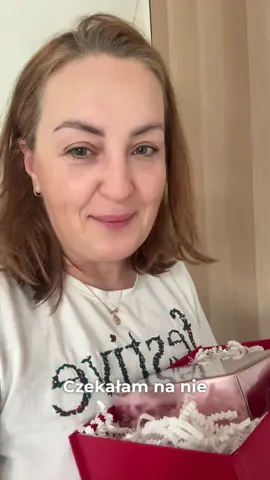 ✨ Wstałam rano z kawką w ręku, zabieram się za ścielenie łóżka… i nagle SZOK 😱 Pod poduszką – prezent! 🎁 Wyobrażacie sobie, że spałam całą noc na moich WYMARZONYCH perfumach?! 🥹 Ktoś tu bawi się w Mikołaja, choć dopiero 1 listopada 😅🎅❤️ #surprise #happyday #perfumes