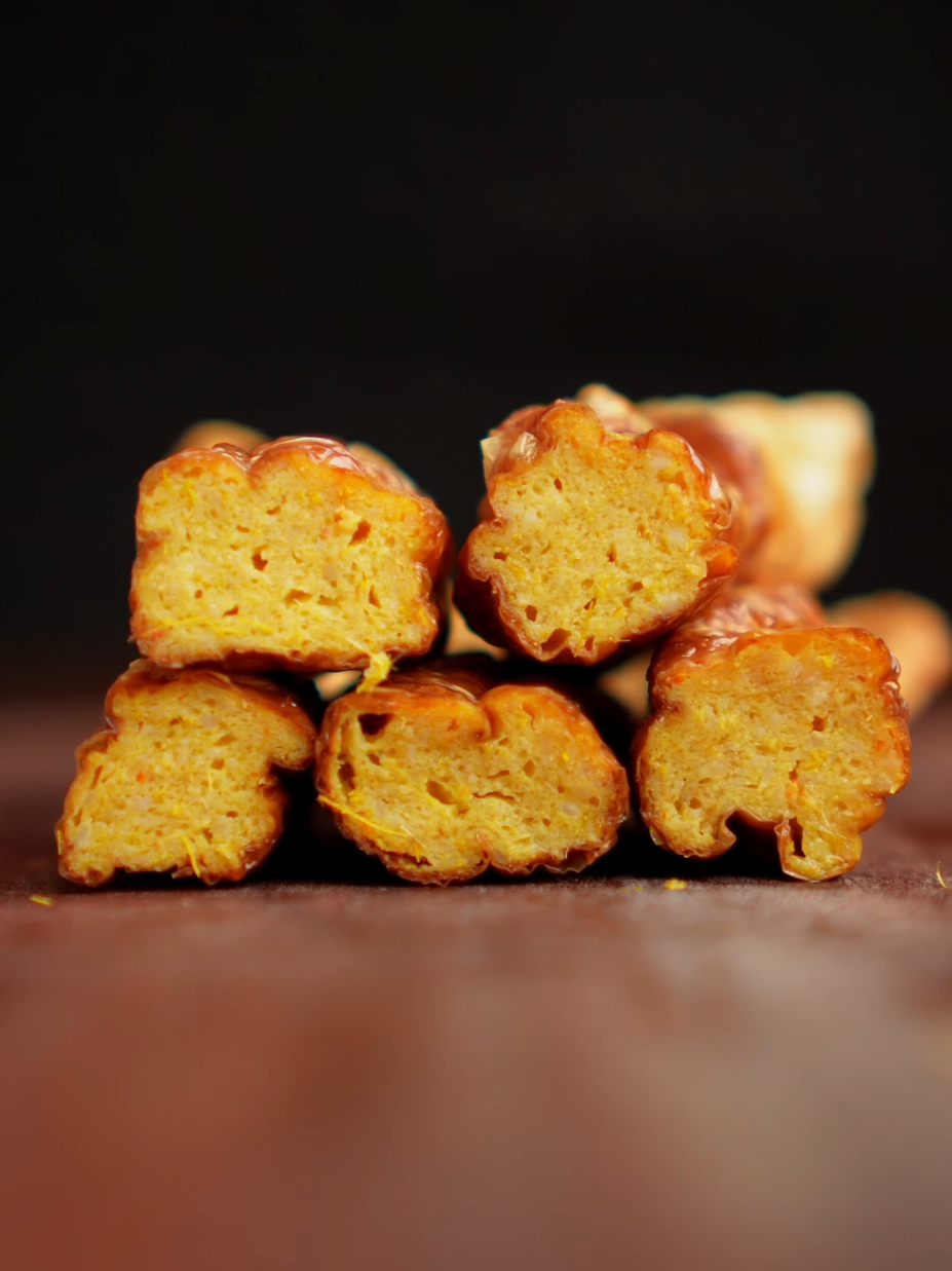 Beancurd prawn roll Bahan kisar & tumis -serai -lengkuas -halia -bawang merah -kunyit hidup -belacan -cili padi -bawang putih -air Bahan lain - kulit fucuk nipis - Udang (boleh ganti atau tambah isi ayam)  - santan - garam - minyak secukup untuk goreng Makan dengan thai sweet cili & daun ketumbar.  Tips: -Rempah kena masak sampai pecah minyak, (boleh tambah lagi minyak lagi sedap rasanya) -Udang kena fresh, kalau tak, bau hanyir kuat. Boleh bersihkan dengan air garam sebelum kisar.  -Udang kena sejuk waktu kisar. -Garam kena cukup -Kalau udang tak cukup, boleh campur dengan ayam. #asmrfood #masakanrumahan 