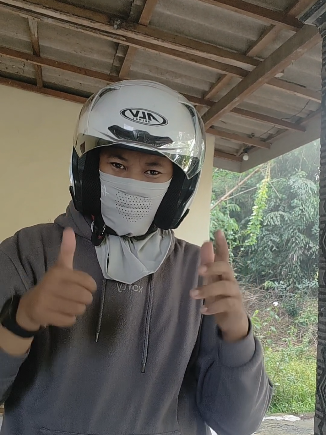 ​🛵 Buat yang Suka Motoran, WAJIB Punya Masker Anti Gerah Ini! 💨 ​Jangan cuma andalkan helm! Masker Full Face ini adalah upgrade terbaik buat kenyamanan berkendara kamu. ​✅ Praktis Banget: Gampang dipakai, langsung pas sebelum pakai helm. ✅ Bahan Lembut & Adem: Tidak bikin gerah (breathable) dan nyaman di kulit. ✅ Napas Lancar: Tetap bisa bernapas dengan mudah meski tertutup rapat. ✅ Worth It: Dibanding masker biasa, ini jauh lebih nyaman untuk perjalanan jauh! ​Cek Keranjang Kuning sekarang dan upgrade riding experience kamu! 🔥 ​#MaskerMotor #Balaclava #RiderLife #AksesorisMotor #AntiGerah 