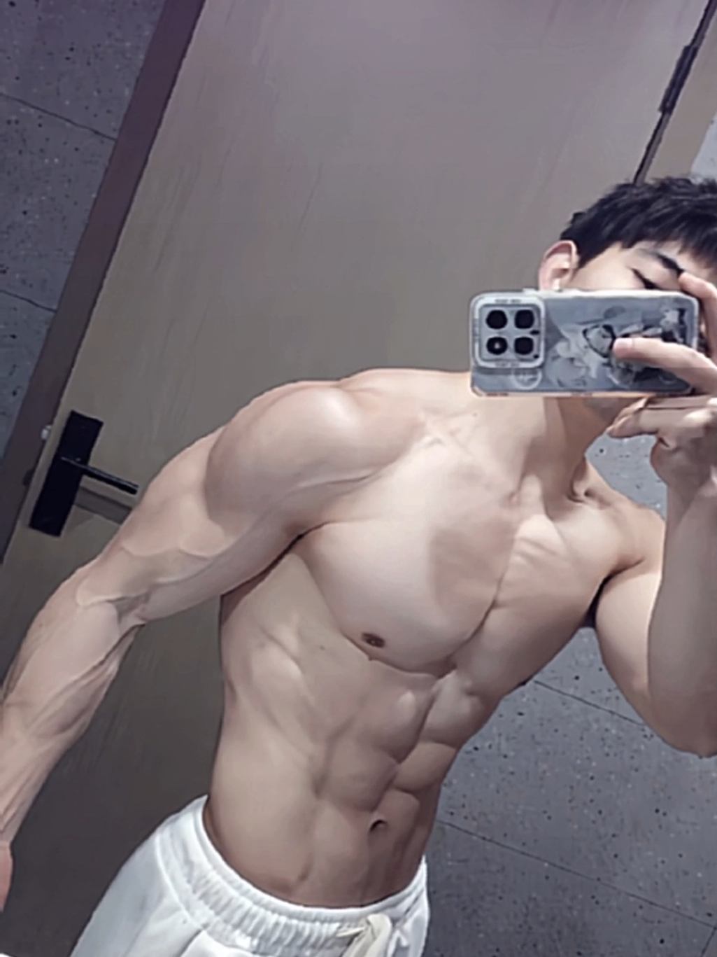 ᕙ⁠(⁠ ⁠~⁠ ⁠.⁠ ⁠~⁠ ⁠)⁠ᕗ #yunzhan #handsomeboy #sixpackabs #douyin #CapCut 