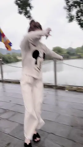 Ra đời gặp ra dại :))