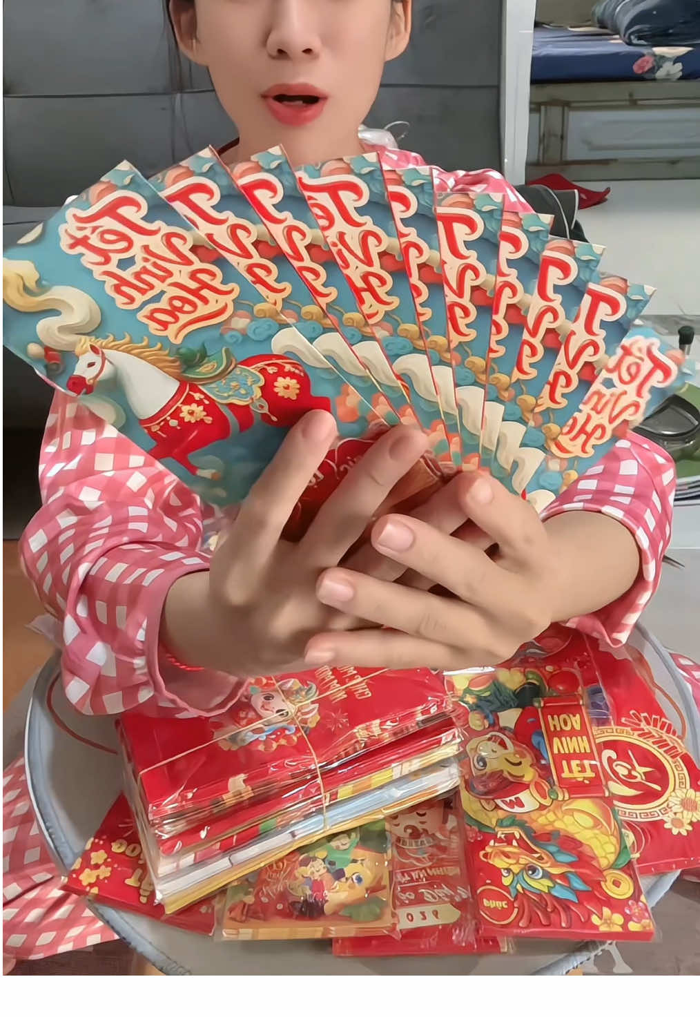 Ai chứ mấy bé nhỏ là mê nhận lì xì lắm nha 🧧 Bao lì xì xinh xắn mà đưa ra là mắt sáng lấp lánh liền ✨ Combo 100 cái – đẹp mà rẻ nữa, mua đi mấy bả ơi ~  #baolixi #baolixi2026 #tet2026 