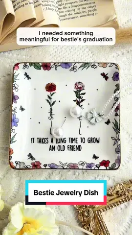 Old friends and gold-trimmed edges never go out of style 👯‍♀️🌟 #macorner #jewelrydish #goldenfriendship #classyandchaotic #friendshipdecor 