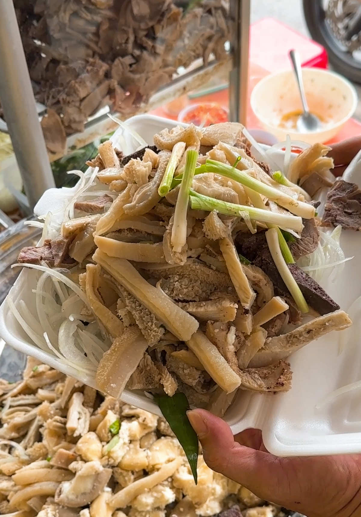 Gỏi lòng bò bóp củ kiệu – món “ăn chơi mà ghiền thiệt sự” 😋 Miếng lòng giòn rụm, vị kiệu chua thanh hòa cay nhẹ, gắp một đũa là thấy ngon kiểu không cần cố. Chiều mát mát mà kêu team bạn thân, team công sở hay team cốt thân iu ghé Cháo Bò 99 làm một dĩa, ngồi nhâm nhi tám chuyện, ăn vui mà lòng cũng vui luôn 🐮💛 #chaobo99 #ancungtiktok #LearnOnTikTok #xuhuongtiktok #riviewanngon 