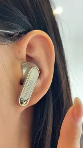 #Thời lượng pin 55 giờ? Tai nghe này bền hơn cả tôi! #MS106! Chiếc tai nghe #MINISO này gần như không có đối thủ trong tầm giá. #Tai nghe Bluetooth. Nó sử dụng công nghệ Bluetooth 6.0 cho kết nối nhanh và ổn định; khả năng chống ồn chủ động 3.0, trọng lượng nhẹ chỉ 3,9 gram và hỗ trợ chống nước #IPX5.