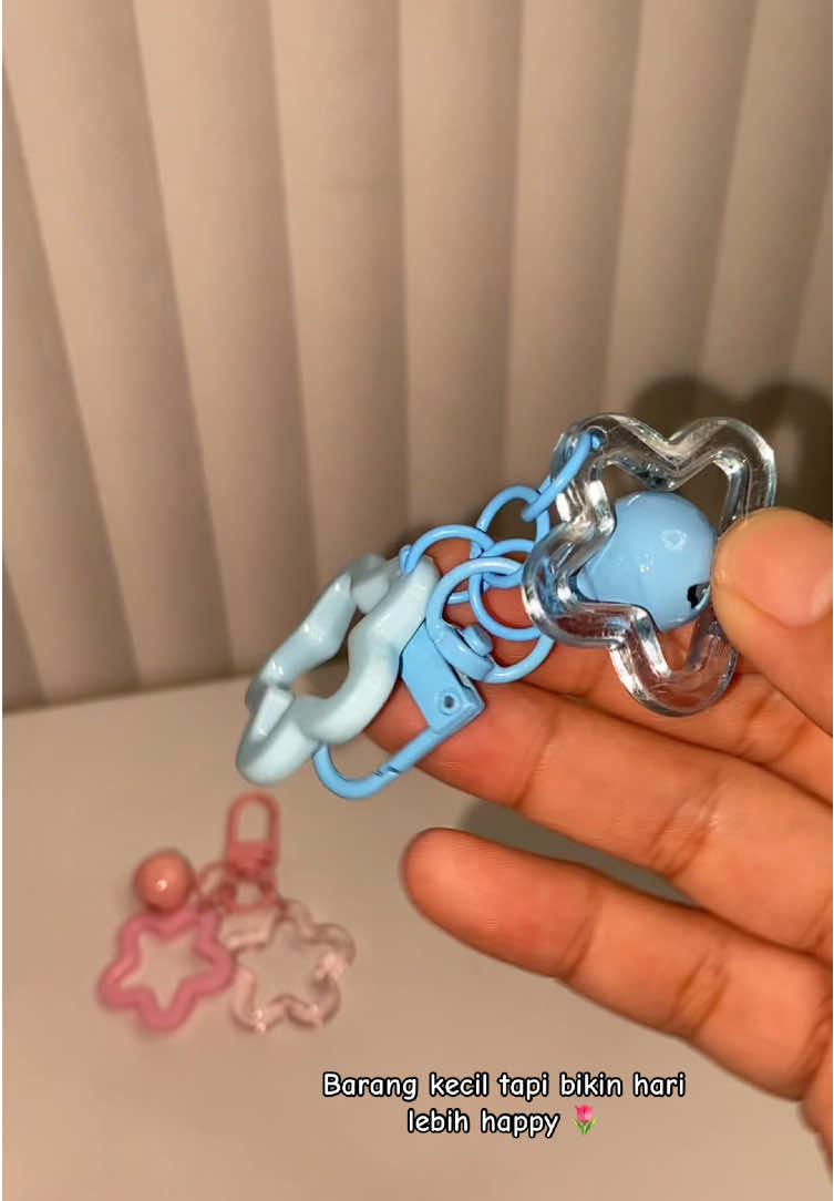 Unboxing keychain paling uwu aku punya 😭💗 warnanya pastel, bunyinya cling cling, dan harganya? cuma 3ribuan 😭💅 fix sih ini mood booster versi gantungan kunci 😭🌈 #BarangLucuBanget #PastelAddict #AestheticHaul #GenZVibes #MoodBooster  