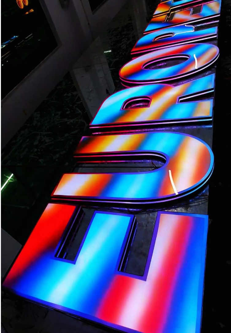 If you want your store to be attractive, you shouldn't have any reason to refuse this sign, right? #StoreDecoration #IlluminatedLetters #Signage