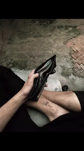 Xã hội này đơn giản lắm. Cứ có tiền là có tiếng, không tiền có gào thét cũng chẳng ai nghe..!