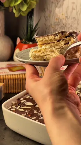 🍫 Prăjitură de casă fără coacere — cremoasă, răcorosă și gata în câțiva pași simpli! @savoricuflori îți arată cum o pregătești din ingrediente de la Kaufland 😍 Mascarpone, biscuiți și ciocolată — desertul perfect pentru weekend! #Kaufland #KauflandMoldova #Cumparaturi #Retete 