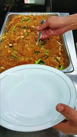 bihun goreng kalo dicampur bumbu kacang berpaduan di mulut tuh pasti enak banget #bihungoreng #resepbihungoreng #bihun #chinesefood #masakansimple  bahan-bahan bihun naga burung 1 pack(rendam air hangat) isian: 1.ayam potong kotak(boleh pakai seafood) 2.bawang putih halus 1 sdm 3.telur 3 butir bumbu best: 1.ebi kering 15gr 2.bawang merah 5 siung 3.bawang putih 3 siung blender sampai halus dan masak hingga matang kondimen: 1.wortel 1 buah 2.kok 1/2 buah kecil 3.sawi ijo 3 bonggol penyedap: 1.kecap ikan 1/2sdm 2.kecap asin 1/2 sdt 3.minyak wijen 1 sdm 4.kecap manis sesuaikan selera seasoning: 1.chicken knorr 1 sdm boleh tambahkan garam,mecin,lada sesuaikan dengan selera tips biar enak: masak ala chinese food harus bau asap atau smoki,jd disaat masak pakai api besar selamat mencoba..!