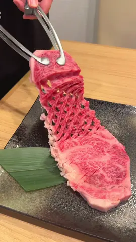 伸びーるサーロインステーキ🥩 店名：焼肉喜一 最寄り駅：大和田駅（大阪府） 精肉店直営ならではの品質と価格を両立した人気焼肉店！ 厳選された黒毛和牛を抜群のコスパで味わえるのが魅力でどの部位も新鮮そのもの！ 中でも美しい編み目に焼き上げられたサーロインステーキ（100g 1,580円）は肉厚ながら驚くほど柔らかくナイフを入れるまでもなく箸でほぐれるほどジューシー！ 香ばしい焼き目と肉汁があふれる瞬間はまさに至福のひとときでパフォーマンスだけでなく、味わいの完成度でも高く評価される実力派！ 住所：大阪府門真市常称寺町20-5 1F 最寄り駅：大和田駅から徒歩3分 営業時間：16時から22時 定休日：不定休 #大阪グルメ #osaka #japanesefood Melting Sirloin Steak That Stretches Like Cheese in Osaka! A yakiniku restaurant where you can enjoy premium Japanese Black Wagyu beef at unbeatable value, directly from the butcher! Their signature sirloin steak (100g ¥1,580) is grilled with a perfect crosshatch pattern — incredibly tender and juicy, so soft it can be pulled apart with chopsticks. The rich aroma, flowing meat juices, and savory flavor make it an unforgettable experience that goes beyond performance — this is real skill in action! Address: 20-5, Jōshōji-chō, Kadoma-shi, Osaka Nearest Station: 3 min walk from Ōwada Station Hours: 16:00–22:00 Closed: Irregular #OsakaFood #Wagyu  