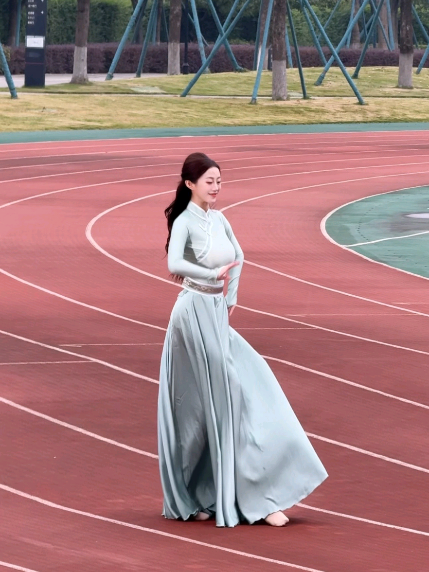 瓦蓝蓝的天上飞雄鹰#蒙古舞#户外舞蹈#操场上从来不缺舞者 