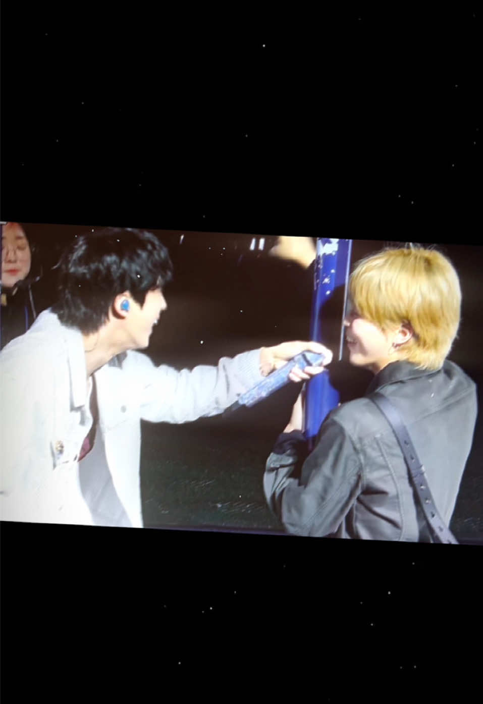 Jiminie em bé siêu cấp đáng yêu của Bangtan đã đến concert của anh Jin rồi đây ❤️ hai anh em vui chưa kìa 🥰 cái tướng chạy của ảnh cứ như em bé í 😍 #jin #jimin #jinmin #bts #tiktokgiaitri  