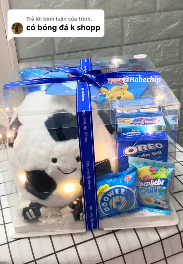 Trả lời @trinh. Bóng đá, bóng chuyền, bóng rổ, bóng bi-a có đủ hết nho 🥰 Hộp quà bánh kẹo kèm trái banh tặng bạn trai 19/11 💙 #hopquabanhkeo #quatangbantrai #happymensday #happyboysday #hopmica 