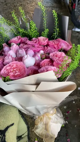 📍 HN VÀ BÓ HOA 1tr70k : 600k tiền hoa và 470k tiền gói =)))))  Câu chuyện là chị mình đi mua hoa làm bất ngờ đêm cho mình nhưng bọn mình lại được bất ngờ x2 x3  - C mình đi mua hoa thì chọn 2 loại hồng, lúc đầu báo giá là 1 bó 200 1 bó 170 mix lại vs nhau Và căng đét giấy gói ở đây bthg mua công gói các kiểu thì 100 đi Nhưng khi bó xong gói kiểu gì từ mấy trăm lên đến 1tr70k :))) lúc gói ngta bảo gói theo chục r lá nhập khẩu gì gì nên cũng k để ý . Báo giá thì c mình bt bị lừa r nma vì hoan hỉ quà tặng nên k muốn kì kèo n mất hay vẫn ck. Nhưng anh c ấy k thấy thoả đáng nên quay lại bảo các cô lm ăn thất đức thì có 1 ông già gian bên với 1 bạn nam trẻ bắt đầu lao vào chửi c mình vs a mình là 