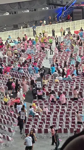 hujan guys 😭🤌🏻 . . #blackpinkworldtour2025  #gbksenayan #lisa #jennie #jisoo #rosé #fyp  @LISA @JENNIE @ROSÉ @JISOO 