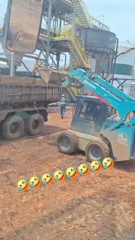 #Operador de maquinas Pesadas #Retroescavadeira JCB 3cx #Bobcat #Humor no trabalho #Pai e filho 🤣🤣🤣🤣🤣🤣🤣🤣