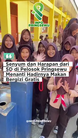 Di sebuah sekolah dasar di pelosok utara Kabupaten Pringsewu, tepatnya di salah satu UPT SD Negeri di Pekon Neglasari, Kecamatan Pagelaran Utara, sekelompok siswa tampak berdiri di depan ruang kelas sederhana mereka, Sabtu (1/11/2025). Dengan seragam pramuka yang mulai memudar warnanya, mereka menyampaikan satu harapan tulus agar program Makan Bergizi Gratis (MBG) juga bisa hadir di sekolah mereka. Meski jauh dari pusat kota, semangat belajar anak-anak ini tidak pernah padam. Setiap pagi mereka datang dengan wajah ceria, meski banyak di antara mereka hanya berbekal sarapan seadanya. Di balik tawa kecil mereka, tersimpan keinginan sederhana yang mungkin terdengar sepele bagi sebagian orang, namun sangat bermakna bagi mereka. “Kami juga pengen makan bareng, ada lauk dan sayur kayak teman-teman di sekolah lain,” ucap salah satu siswi yang enggan disebutkan namanya, dengan suara lirih dan penuh harap. Sementara itu, Sofi, salah satu guru di sekolah tersebut, turut menyampaikan harapannya agar program Makan Bergizi Gratis bisa segera menjangkau wilayah Pagelaran Utara. “Kami sangat berharap dapur MBG bisa segera hadir di Kecamatan Pantura. Anak-anak di sini benar-benar menunggu, karena program ini sangat berarti bagi mereka,” ungkapnya penuh haru. Program Makan Bergizi Gratis bukan sekadar soal makanan, tapi tentang kepedulian tentang kesempatan yang sama bagi setiap anak untuk tumbuh sehat, semangat belajar, dan merasa diperhatikan oleh negeri ini. Dari ujung Pringsewu yang tenang, suara kecil itu bergema, membawa pesan yang sederhana namun mendalam: anak-anak di Neglasari juga ingin merasakan hangatnya sepiring makan bergizi di sekolah mereka. Nah, Bestie Info Pringsewu, kalau menurut kalian… sekolah mana lagi di Pringsewu yang sampai hari ini belum ada program Makan Bergizi Gratis? #mbg #pringsewu #lampung #sd #viral 