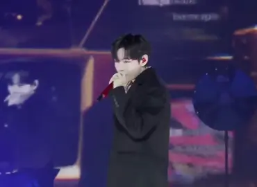 Hát xong cái khóc dị :((( mình cũng nhớ bạn nữaaaa #taehyung #kimtaehyung #bts