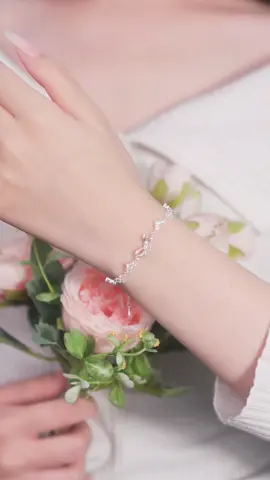 LT0216 tỏa sáng dịu dàng với dải đá tim và mặt nơ tinh tế. Là lựa chọn lý tưởng để làm nổi bật phong cách thanh lịch 💖  #daychuyenbactlee #lactaybactlee #khuyentaibactlee #trangsuc #tleejewelry 