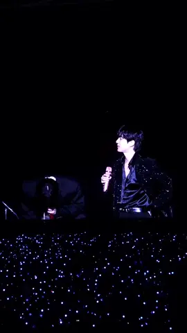 Anh gấu xúc động rôi. Đừng khóc mà #taehyung #v #jin #runseokjin_eptour_encore 