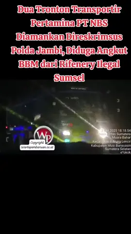 Dua Tronton Transportir Pertamina PT NBS Diamankan Direskrimsus Polda Jambi, Diduga Angkut BBM dari Rifenery Ilegal Sumsel Jambi, 1 November 2025 — Direktorat Reserse Kriminal Khusus (Ditreskrimsus) Polda Jambi berhasil mengamankan dua unit mobil tangki tronton biru putih berlogo Pertamina milik transportir PT NBS dengan nomor polisi BK 8002 GM dan BK 8946 GL, yang diduga mengangkut BBM dari rifenery ilegal di wilayah Sumatera Selatan. Kedua mobil tangki tersebut kini telah diamankan di Mapolda Jambi untuk kepentingan penyidikan. Saat dikonfirmasi, penyidik Krimsus Polda Jambi menyampaikan bahwa identitas pemilik BBM masih dalam penyelidikan dan sampel minyak tengah diteliti di laboratorium untuk memastikan asal usulnya. Sebelumnya, pada 2 Oktober 2025, tim media investigasi sempat memergoki salah satu unit mobil tangki PT NBS sedang memasuk hendak mengisi BBM di lokasi rifenery ilegal di Desa Muara Bahar, Kecamatan Bayung Lencir, Kabupaten Musi Banyuasin, Sumatera Selatan. Aktivitas tersebut diduga menjadi bagian dari jaringan distribusi BBM hasil pengolahan ilegal yang selama ini marak di wilayah tersebut. Kasus ini menambah panjang daftar praktik penyalahgunaan distribusi BBM bersubsidi dan ilegal di perbatasan Jambi–Sumsel. Pihak Polda Jambi menegaskan akan menindak tegas semua pihak yang terlibat, termasuk korporasi transportir resmi Pertamina jika terbukti berperan dalam praktik ilegal tersebut. #fypシ゚ #fy #fyppppppppppppppppppppppp #polda #skkmigas @semua 