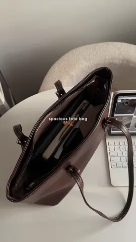 love how spacious this bag is, and the color is saur pretty!! 🤎🍂 #totebag #spaciousbag #largecapacitybag #mossdoombag #shoulderbag 