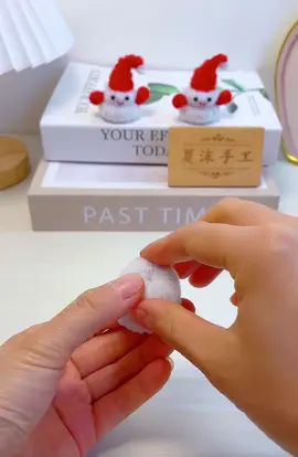 Những người tuyết mini làm bằng kẽm nhung này thật đáng yêu phải không? #handmade #thucong #trangtritet #trangtri 